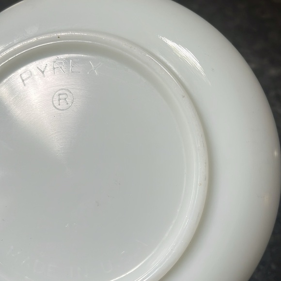 Pyrex 3Q 12 Cup White Made in USA Vintage Bowl - Picture 4 of 5
